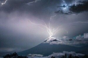 Фотограф зафіксував мить, коли блискавка потрапила у кратер вулкана