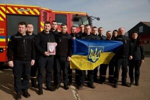 Луцькі рятувальники отримали прапор від захисників 93 ОМБр (Фото)