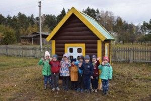 У Будках лісівники побудували дитячий майданчик