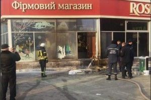 У Києві посеред білого дня згорів магазин «Roshen»