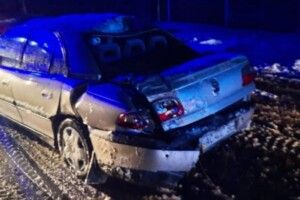 На Різдво волинянин на «Опелі» влетів в електроопору (Фото)