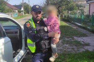 На Волині патрульні повернули матері дитину, яка загубилась