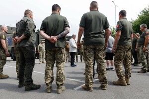 Порошенко передав у війська прально-душові комплекси, - загалом вже виготовили 350 одиниць