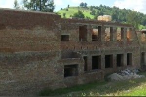 Мешканці села самі добудовують школу, яку три роки не може звести підрядник 