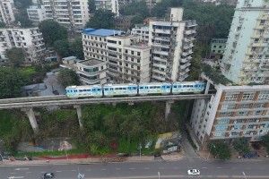 У Китаї потяг проїжджає прямо через житловий будинок