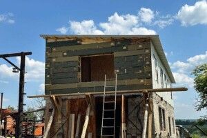 Фермер використовує ящики від російських «Градів» у будівництві