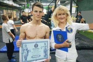 Українець відтиснувся на брусах у горизонтальному положенні 21 раз