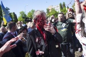 Українка, яка у Варшаві облила фарбою посла росії, змушена виїхати через цькування і погрози росіян