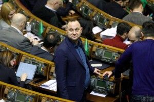 «Б*ядь йо*ана»: «слуга народу» оскандалився просто на парламентській трибуні – не второпав, що мікрофон уже ввімкнено