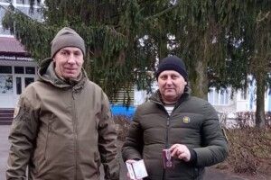 Бойові побратими вручили нагороду захиснику з Волині