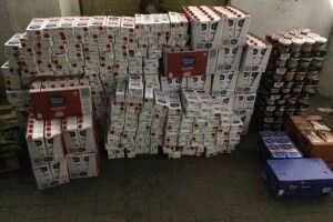 Українець, повертаючись з Польщі, приховав чимало продуктів харчування під підлогою автівки (Фото)