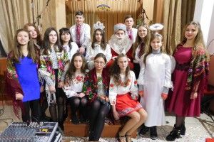 На Горохівщині молодь колядувала заради життя маленької Єви