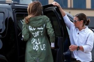 Надпис на куртці Меланії Трамп викликав скандал в США