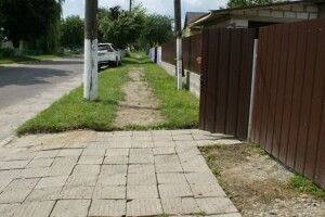 Рожищанин розібрав тротуар 