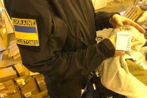 На волинські митниці виявили прихований бренд-одяг серед секонд-хенду
