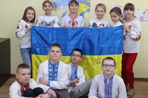 Військові передали школярам волинського села прапор з передової