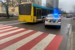 Пасажирський автобус на швидкості зніс пішохода на «зебрі»: момент потрапив на відео