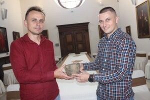 Військовий «Азову» знайшов і передав музею на Рівненщині артефакт, якому 3,5 тисячі років
