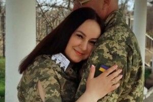 Волонтерка пішла до шлюбу з військовим у пікселі з білим мереживом (Фото)