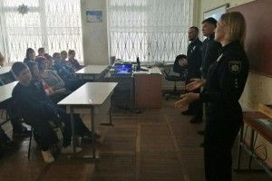 Поліцейські розповіли луцьким школярам як не збитися зі шляху