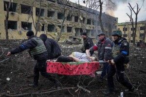 Померла вагітна, яку поранену під час бомбардування пологового виносили на ношах