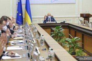 В Україні хочуть підвищити ціни, а країні загрожує емісія гривні, – ексміністри 