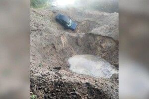 Уночі на Волині прогримів вибух, утворилася величезна вирва (Фото)