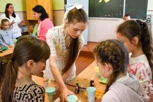 Донька зниклого безвісти воїна волонтерить та проводить проводить майстер-класи з миловаріння 