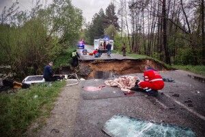 На Київщині мікроавтобус з людьми провалився у провалля