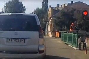 Секунди до загибелі: у мережі показали, як залізничник врятував пішохода у Рівному (Відео)