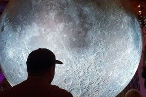 Гігантський Місяць поїхав мандрувати Європою (відео)