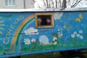 Поїздки родом з минулого: в одному із сіл діти їздять до садочка в дерев'яному фургоні