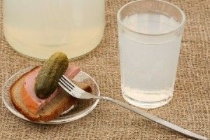 У Любешівському районі «дільничні» знищили на місці два відра самогону та десять відер закваски