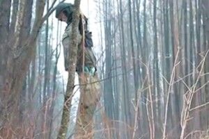 Українці повісили на кордоні з Білоруссю опудало солдата РФ 