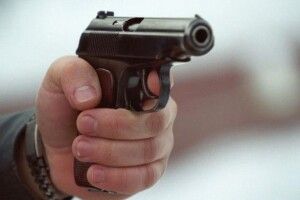 Пішохід на переході обстріляв автівку: поліція шукає стрілка