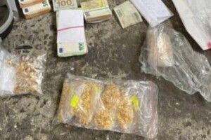 На кордоні з Польщею затримали бус: знайшли золото та валюту
