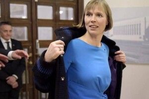 Президент Естонії не прийняла подаровану Путіним пляшку кримського шампанського