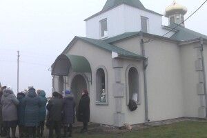 На Волині віряни, які пішли від скандального священника, пів року моляться на вулиці