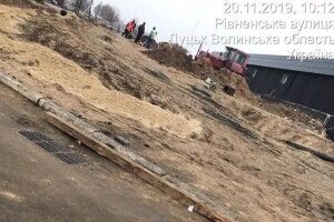 Муніципали змусили порушників благоустрою прибрати бруд на дорозі 