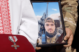 Повернувся з Німеччини, щоб захищати Україну: сотні волинян прощалися з навідником батальйону «Вовки Да Вінчі» 