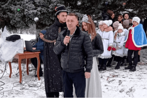 У селищі на Горохівщині засвітили головну новорічну ялинку (Відео)