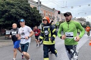У Луцьку волинський рятувальник біг за Героїв України у бойовому одязі 