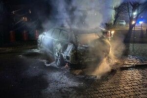 У Рівному посеред вулиці спалахнув автомобіль (Фото)