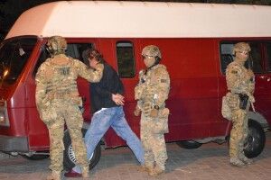 А для чого була світлошумова граната і БТР? Відео, як «брали» терориста, збентежило лучан (Відео)