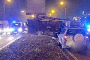 Авто на швидкості перевернуло маршрутку з людьми: момент потрапив на камеру (Відео)