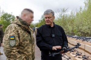 Стало відомо, кому Порошенко привіз партію потужних ударних дронів «Мамонт»