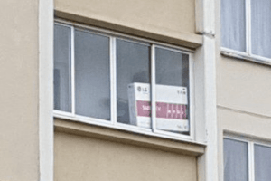 Пси Лукашенка схопили білоруса за біло-червоно-білу коробку з-під телевізора LG, яка стояла на балконі