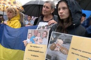 У Луцьку родичі полонених захисників «Азовсталі» вийшли на акцію