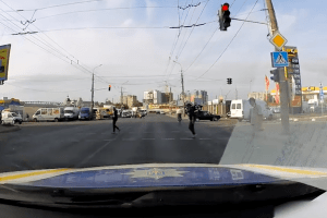 У Луцьку покарали велосипедиста, який поїхав на червоне світло (Відео)