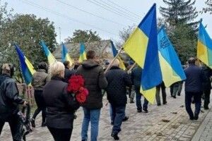 На Горохівщині під час похорону Героя священника обурили радянські символи над постаментом (Відео)